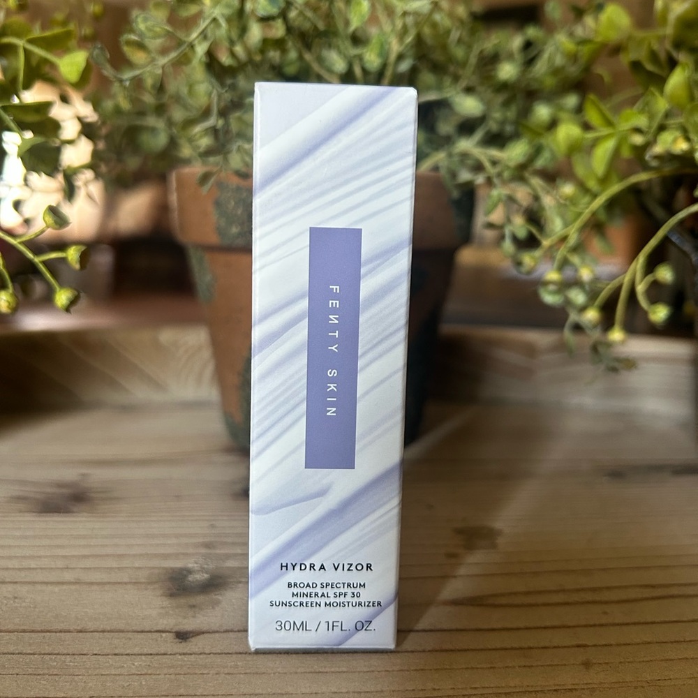 Fenty Beauty Hydra Vizor SPF 30 Moisturizer - White and Purple